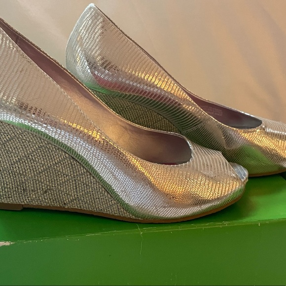 Lilly Pulitzer Silver Resort Chic Wedge (open toe, size 7, with box) - Picture 4 of 6